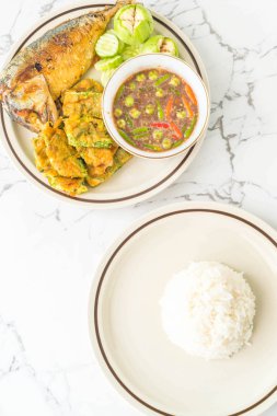 Baharatlı karides hamur ile kızarmış uskumru balığı, kızarmış yumurta wattle ve pirinç tırmanma