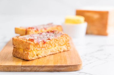 croque monsieur bacon ans egg sandwich