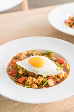 Tatlı ve ekşi sos ile yumurta Fried Chicken 