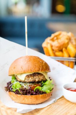 domuz burger soğan halkaları ve patates kızartması