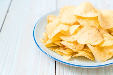 patates cipsi plaka üzerinde