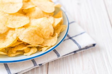 patates cipsi plaka üzerinde