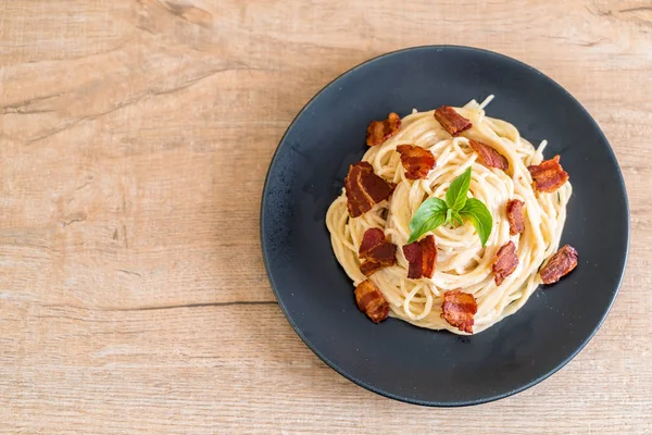 Spaghetti crema di formaggio con pancetta — Foto Stock