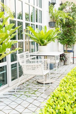 boş açık veranda masa ve sandalye