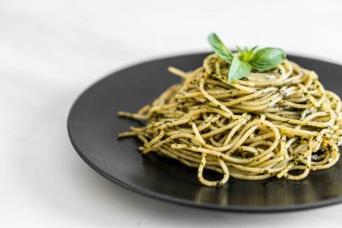 Spagetti fesleğen pesto ile