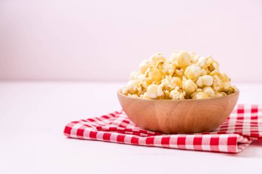 Ahşap üzerine tatlı patlamış mısır