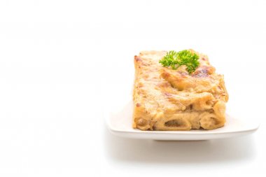peynir ve jambon ile pişmiş penne makarna