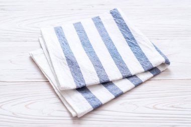 ahşap arka plan üzerinde mutfak bezi (peçete)