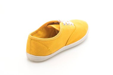 beyaz zemin üzerine sarı spor ayakkabı