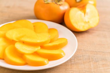 Trabzon hurması tabağa dilimlenmiş