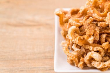 Kızarmış domuz eti rince ya da domuz eti aperatif Kuzey Tayland yeşil biber D ile