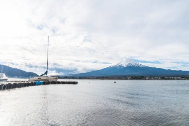 Japonya 'daki Kawaguchiko Gölü' nde Fuji Dağı..