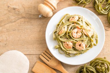 Karidesli ıspanak fettuccini makarna