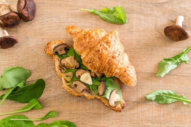 mantar kruvasan sandviç