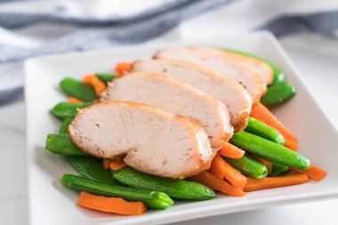 Yeşil bezelye ve havuç ile ızgara tavuk