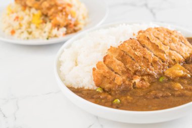 pirinç Köri soslu kızarmış pirzola domuz eti