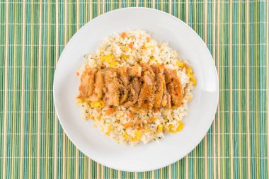 ızgara tavuk ve teriyaki soslu kızarmış pilav