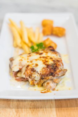 tavuk ve domuz eti biftek