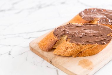 Çikolatalı fındık yaymak ekmek