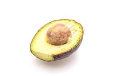 Beyaz arkaplanda taze avokado