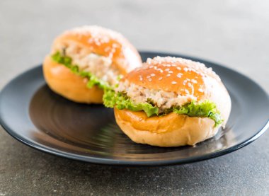 ton balıklı hamburger siyah plaka üzerinde