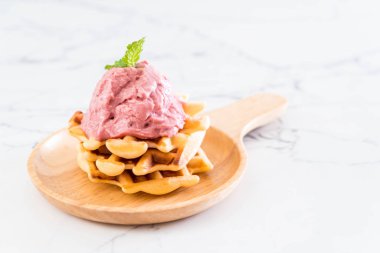 Çilekli dondurma waffle ile