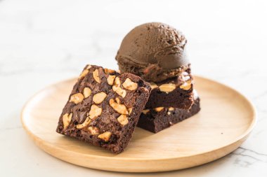 Çikolatalı dondurma ile çikolatalı kek