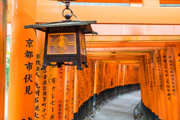La passerelle des portes torii rouges au sanctuaire fushimi inari taisha à Ky — Photo