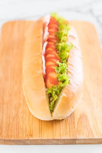 Salsicha cachorro-quente com ketchup — Fotografia de Stock