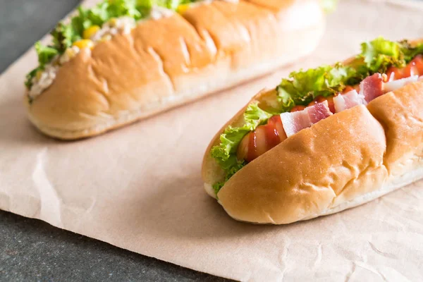 Hot dog con insalata di tonno e salsiccia di pancetta — Foto Stock