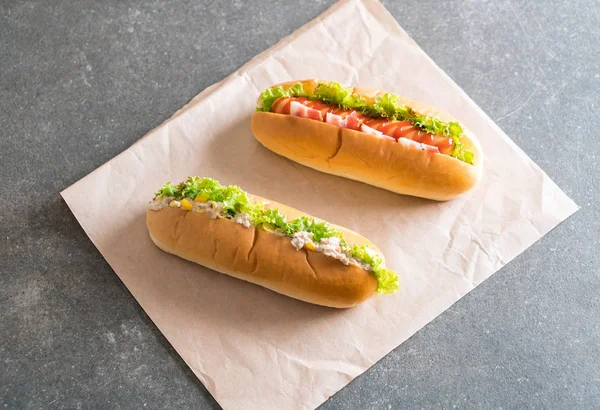 Τόνος σαλάτα καλαμποκιού χοτ ντογκ και μπέικον λουκάνικα hotdog — Φωτογραφία Αρχείου