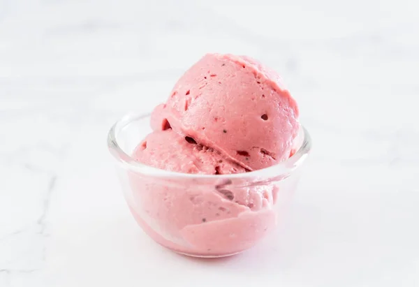 Helado de fresa cucharada — Foto de Stock