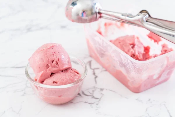 Helado de fresa cucharada — Foto de Stock