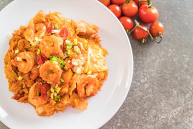 Kore baharatlı sos ve karides kızarmış pilav