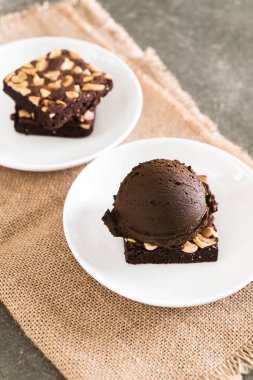 Çikolatalı dondurma ile çikolatalı kek