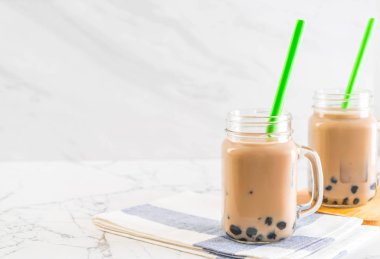 Köpüklü sütlü çay