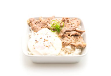 yumurta ile tepesinde pirinç Sarımsak soslu tavada kızartılmış domuz eti