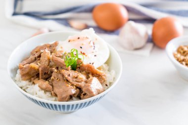 yumurta ile tepesinde pirinç Sarımsak soslu tavada kızartılmış domuz eti