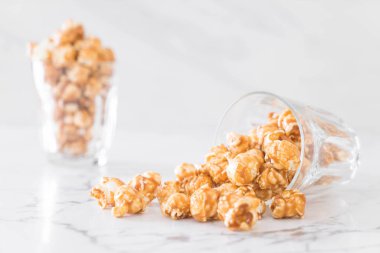 Patlamış Mısır ile karamel