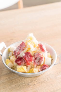 Süt buz tıraş çilek ve ekmek ile