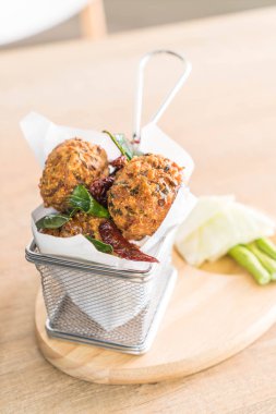  Kızarmış domuz eti kıyma topu