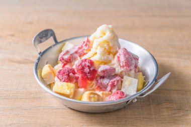 Süt buz tıraş çilek ve ekmek ile