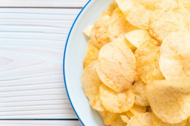 patates cipsi plaka üzerinde