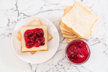 çilek reçeli ile ekmek