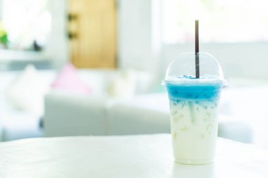 Kelebek bezelye suyu süt ile