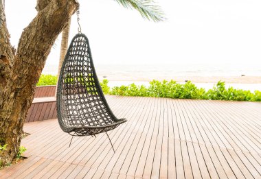 plaj ile ağaçta salıncak sandalye 