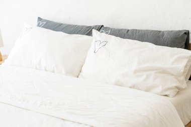 Beyaz yastık yatak yatak dekorasyon 