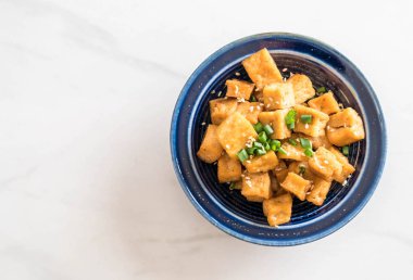 Kızarmış Tofu susam bir kase