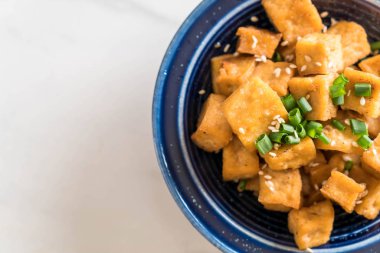 Kızarmış Tofu susam bir kase