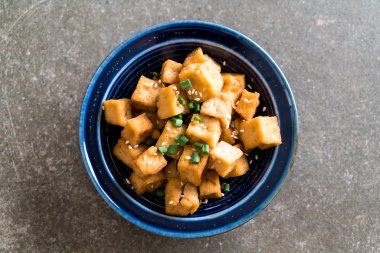 Kızarmış Tofu susam bir kase